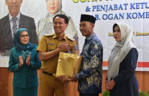 Pj. Bupati OKI Terima Memori Jabatan dari Bupati dan Wabup OKI Periode 2019-2024