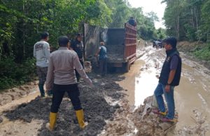 Manfaatkan Bongkaran Tol, Polisi dan Warga Gotong Royong Perbaiki Jalan Cengal-Sungai Jeruju
