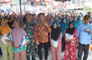 Pj. Bupati OKI Salurkan Bantuan 1,3 Ton Beras Untuk 266 KK Terdampak Banjir di Tanjung Lubuk