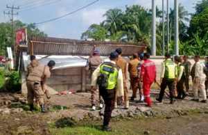Satpol PP OKI Bongkar Bangunan Liar di Area Pintu Masuk Gerbang Tol Kayuagung