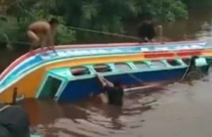 Speedboat Hantam Potongan Kayu Hingga Terbalik, 2 Penumpang Tewas