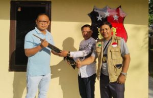 Polsek Tulung Selapan Terima Serahan 1 Senpira dari Kades Ujung Tanjung