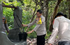 Polres OKI Bangun Sumur di Tanah Adat Pemakaman Leluhur Batin Guru Desa Sungai Sodong