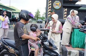 Jumat Berkah, Dandim 0402/OKI Bagikan Makanan Gratis ke Pengguna Jalan