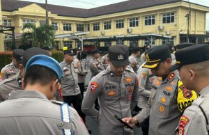 Antisipasi Judi Online, Kapolres OKI Cek Handphone Para Anggotanya