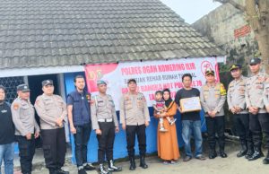 Kapolres OKI Berikan Hadiah Renovasi Rumah Untuk Warga Celikah