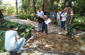 Dampingi Tim Verifikasi, Babinsa 402-04/Tanjung Raja Tinjau Jalan Setapak dan WC di Kota Daro 2