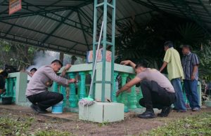 Kapolres OKI Bersihkan Langsung Makam Puyang Macan Raden Puting Batin Guru di Sungai Sodong