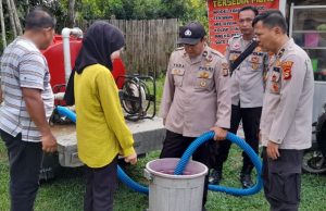 Warga Desa Menang Raya Terima Bantuan Air Bersih dari Polsek Pedamaran