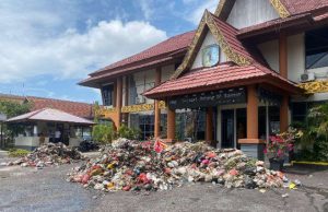 Keluhan Tak Didengar, Warga Nekat Buang Sampah ke Kantor Bupati dan DPRD