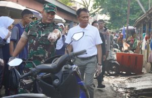 Kodim 0402/OKI Bersih-bersih Pasar Rakyat, Pj. Bupati Asmar Wijaya Sambut Positif
