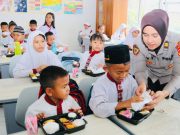 Jalankan Program Pemerintah, Polda Sumsel Berikan Makan Siang Bergizi Bagi Siswa SD
