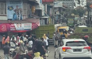 Tak Kuat Naik Jembatan Kayuagung, Truk Ini Hantam Pengendara Motor dan Toko Mas Purnama