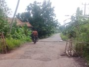 Jembatan Berlubang di Desa Kandis Kian Parah, Warga Harapkan Perbaikan Segera