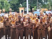 Plh. Kadisdik OKI Apresiasi Pegawai Berprestasi dengan Penghargaan