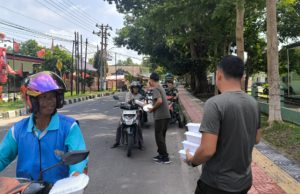 Jumat Berkah, Kodim 0402/OKI Berbagi Nasi Kotak untuk Masyarakat