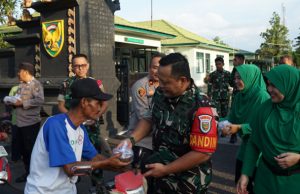 Kodim 0402/OKI dan Polres OKI Bagikan Takjil untuk Warga di Bulan Ramadan