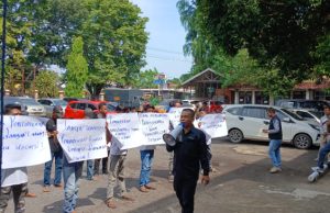 SPM Sumsel Gelar Aksi Damai di Kejari dan Disdik OKI, Soroti Dugaan Pungli Aplikasi Sekolah