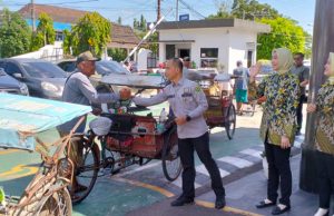 Kejari OKI Bersama IAD Bantu Warga dan Mahasiswa di Momen HUT ke-XXV