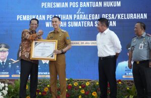 Hadirkan Posbankum Hingga Tingkat Desa, Bupati Muchendi Terima Penghargaan dari Kemenkumham RI