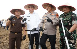 Dandim 0402/OKI-OI Hadiri Penanaman Jagung Serentak Kuartal III dan Penanaman di Lahan Perhutanan Sosial