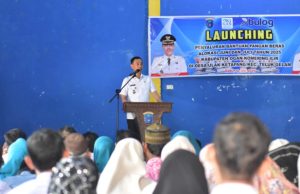Salurkan Beras Bantuan Presiden, Bupati OKI: Jangan Dijual