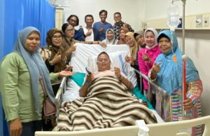 Pengurus PWI OKI Jenguk Agus Torang di RS Charitas Palembang, Doakan Cepat Pulih