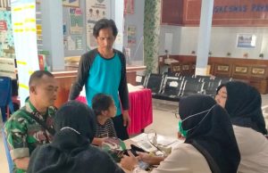 Babinsa Koramil Tanjung Batu Dampingi Anak Sekolah dengan Kendala Pendengaran dan Bicara