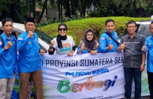 PWI Sumsel Tebar Berkah di Simpang DPRD, Warga Antusias Rebutan Nasi Kotak