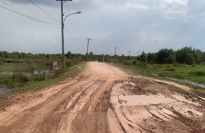 BPBD OKI Turun Tangan, Jalan Vital Pulu Beruang – Petaling Rusak Parah Dihantam Banjir