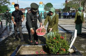 Ziarah Nasional HUT ke-80 TNI, Forkopimda OKI Tabur Bunga di TMP Kayuagung
