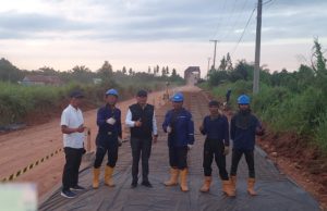 PT OKI Pulp & Paper Mills Dukung Pembangunan Infrastruktur OKI Lewat Program CSR Perbaikan Jalan Pasar Jetty Baung