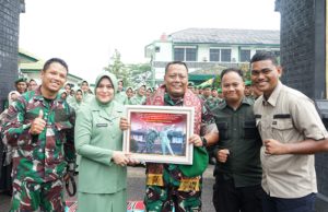 Tradisi Pedang Pora Iringi Serah Terima Jabatan Dandim 0402/OKI-OI