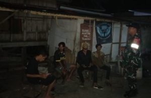 Patroli Malam Babinsa Perkuat Sinergi dengan Warga Jaga Keamanan