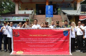 Sinergi Forkopimda, Dandim 0402/OKI-OI Turun Langsung Pasang Stiker Penunggakan di Pasar Kayuagung