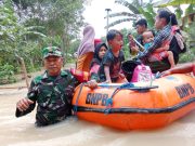 Sigap, Babinsa Kodim 0402/OKI Evakuasi Warga Terjebak Banjir