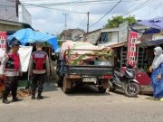 Polsek Mariana Tingkatkan Rasa Aman Melalui Patroli Jalan Kaki di Pasar dan Pusat Keramaian