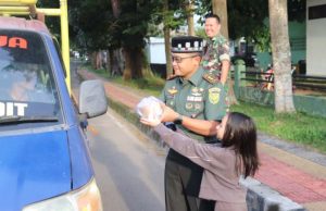 Hangatkan Ramadan, Kodim 0402/OKI–OI Bersama Persit Bagikan Takjil Gratis untuk Warga