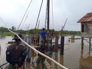 Semangat Tanpa Lelah di Bulan Ramadan, Kodim 0402/OKI-OI Percepat Pembangunan Jembatan Gantung Desa Embacang