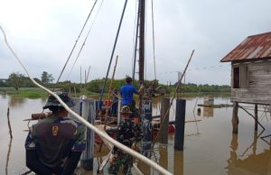 Semangat Tanpa Lelah di Bulan Ramadan, Kodim 0402/OKI-OI Percepat Pembangunan Jembatan Gantung Desa Embacang
