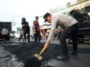Polres OKI Gelar Pembersihan Lingkungan dan Penambalan Jalan Sebagai Wujud Program BELIDA
