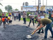 Dukung Program BELIDA Kapolda Sumsel, Polres OKI Bersihkan Lingkungan dan Tambal Jalan