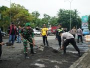 Aksi Nyata Polres OKI Dukung Program BELIDA Kapolda Sumsel, Jalan Desa Celikah Ditambal dan Lingkungan Dibersihkan