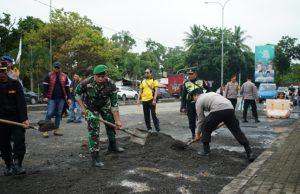 Aksi Nyata Polres OKI Dukung Program BELIDA Kapolda Sumsel, Jalan Desa Celikah Ditambal dan Lingkungan Dibersihkan