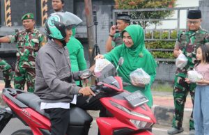 Indahnya Berbagi di Bulan Suci Ramadan, Kodim 0402/OKI-OI Hadir di Tengah Masyarakat