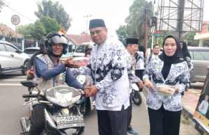 Harapkan Keberkahan Ramadan, Pengurus PGRI OKI Sambangi Ponpes dan Bagi Takjil