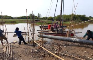 Progres 24 Persen, Kodim 0402/OKI–OI Percepat Pembangunan Jembatan Gantung Sungai Dabuk di Desa Embacang