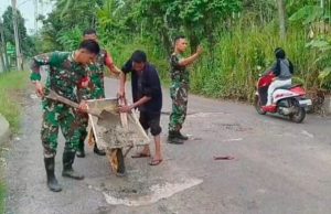 Cegah Kecelakaan, Koramil 402-03/SP Padang dan Warga Tambal Jalan Berlubang