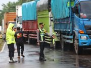 Polres Banyuasin Kandangkan Truk Tonase Besar yang Nekat Beroperasi di Musim Mudik