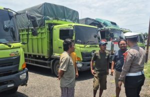 Satlantas Polres OKI Laksanakan Penyekatan Kendaraan Sumbu Tiga di Jalintim
